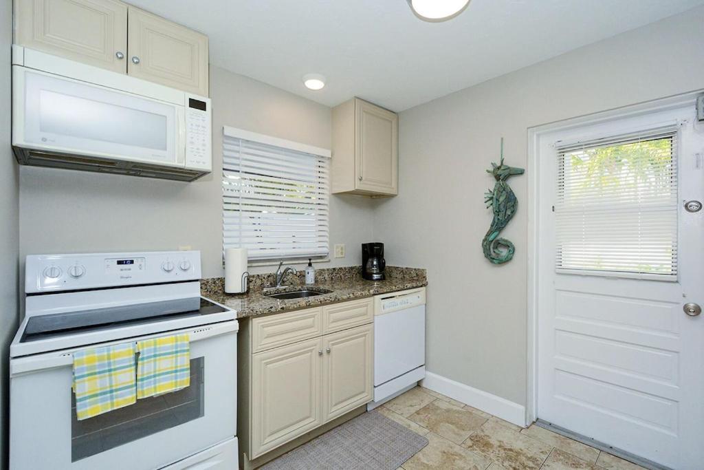 Canal 309 - Right In Siesta Key Village! エクステリア 写真